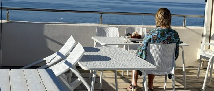 Colazione in terrazza vista mare