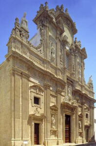 Facciata barocca della Cattedrale di Sant'Agata a Gallipoli, in pietra leccese (carparo)