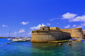 Veduta esterna del Castello Angioino-Aragonese di Gallipoli, circondato dal mare.